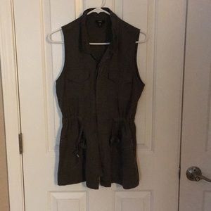 Mossimo utility vest. 4 pockets on front.